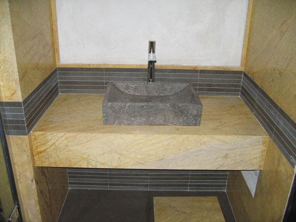 Lavabo a massello in pietra grigia su top in marmo giallo