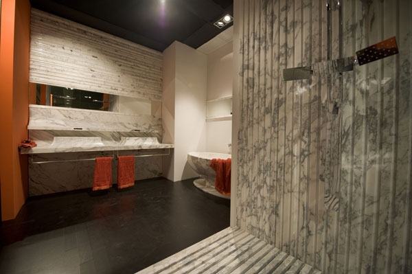 Bagno rivestito in marmo arabescato: parete doccia, top e pavimento