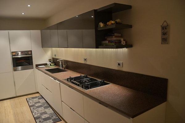 Piano cucina in pietra scura con lavello integrato