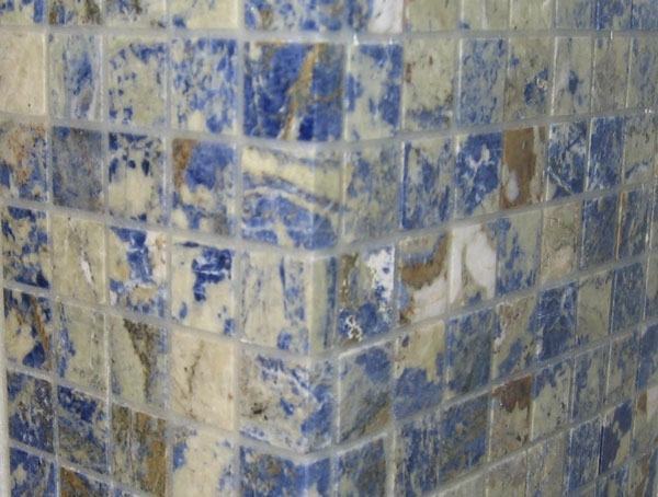 Mosaico modulare in sodalite blu su angolo di parete